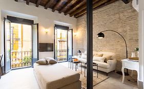 Oak & Sandstone Studio - Space Maison Apartments